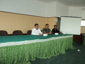 Dr. H. Farihin ,M.Pd didampingi oleh salah satu Insntruktur dari TNI AD dan orang tua wali mahasiswa.