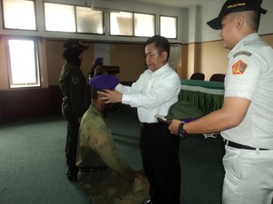 Warek III Dr. H. Farihin, M. Pd memakaikan Baret Ungu pada peserta LATSAR.