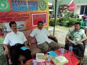 Dekan Fak. UAD Dr. Hajam, M. Ag mendampingi Zaenal Masduqi, M. Ag dalam acara ini sebagai pengarang buku Dari Palestina Hingga Kawasan Geronggong"