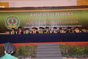 Prosesi acara Wisuda Sarjana dan Magister ke-XI di Ballroom Hotel Apita Kabupaten Cirebon.
