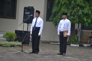 Prof. Dr. H. Wahidin, M.Ag selaku Inspektur Upacara HAB Depag ke-69.
