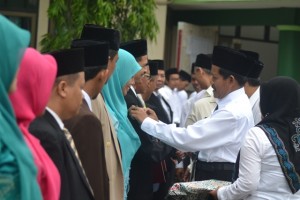 Penyematan Tanda Jasa Satya Karya Lencana kepada Dosen dan Karyawan dilingkungan IAIN.