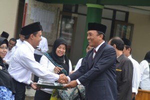 Prof. Dr. H. Jamali, M.Ag memberikan ucapan selamat kepada para penerima Tanda Jasa Satya Karya Lencana.