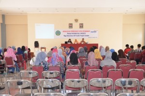 Mahasiswa dengan antusias mendengarkan pengarahan tentang Program Bill Payment.