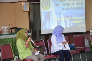 Ibu Rosita Tandos sebagai Narasumber dalam acara saresehan.