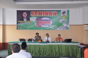 Dr. H. Sumanta, M.Ag, Edy Chandra, M.Si mendamping Narasumber
