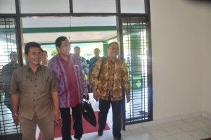 Dr. Anwar Sanusi, M. Ag menyambut Prof.Dr. Johannes Hurabarat, M.Sc dan Dr. H. Akhmad Rifa'i, M. Phil.