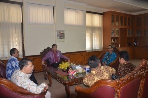 Rektor IAIN menyambut Tim Asesor BAN-PT di ruang kerja beliau.