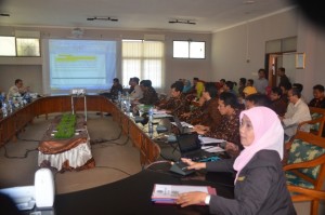 Dr. Septi Gumiandari, M. Ag menyampaikan prolog kegiatan di depan Tim Asesor dan peserta.