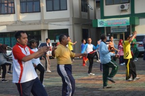 Drs. H. Akso, M.Pd (Kabiro AUAK) juga ternyata rajin mengikuti senam Jum'at pagi.