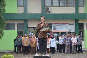 Dekan Fak. ITK Dr. Ilman Nafi'a, M.Ag Membaca Ikrar dan di ulang oleh seluruh Mahasiswa
