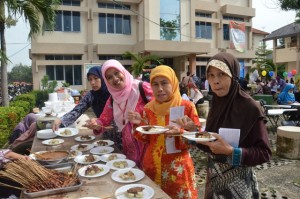Mencicipi hidangan di setiap stand dalam acara Family Gathering 