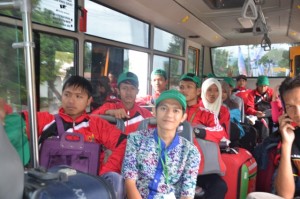 Kontingen IAIN Syekh Nurjati dijembut oleh Panitia PIONIR PALU menggunakan Bis Kampus.