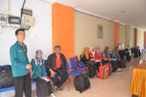 Panitia PIONIR menyambut di Wisma Donggala.