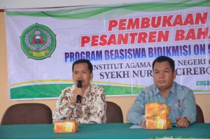 Dekan Fak. UAD, Dr. Hajam, M. Ag selaku Ketua Pelaksana Pesantren Bahasa Program Beasiswa Bidikmisi On Going 2015.