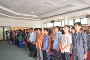 Peserta HMJ HIMASOS menyanyikan lagu Indonesia Raya sebelum masuk acara inti.