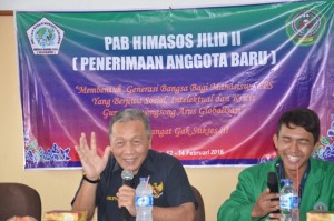 Laksamana (Purn) Jenderal Slamet Soebijanto memberikan materi acara HMJ HIMASOS.