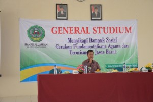 Warek III Dr. H. Farihin, M. Pd memberikan sambutan dalam acara General Studium Ma'had Al Jam'ah.