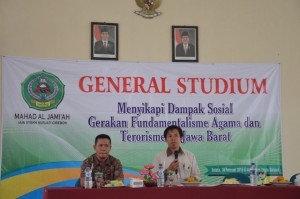 Dr. Mujadied Noor (Narasumber) didampingi Moderator. 