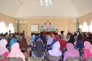 Peserta General Studium menyimak pemaparan materi dari Dr. Mujahied Noor (Universitas of Singapore).