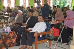 Dr. Ilman Nafi'a, M. Ag mendampingi Dr. Aewany Syaerozi dan Buya Yahya dalam acara Seminar nasional.