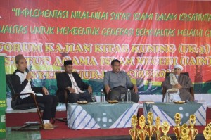 Moderator memandu acara Seminar Nasional "Islam Transnasional".