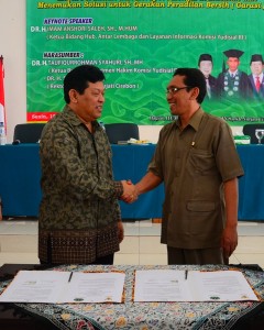 Dr. H. sumanta, M. Ag dan Dr. H. Imam Anshori Saleh, SH., M. Hum berjabat tangan usai penandatanganan Nota Kesepahaman MoU.