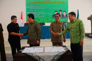 Dr. H. Sumanta, M. Ag dan Dr. H. Taufiqurrahman Syahuri, SH., MH berjabat tangan usai acara penandatanganan Nota Kesepahaman MoU.