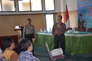 IPDA. OMANG SUPARMAN, SH., MA Sebagai Narasumber dan AIPTU. M. SUKRIM sebagai Moderator.