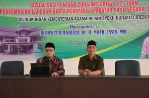 Dr. H. Sumanta, M. Ag mendampingi Dr. H. Moch Jasin, MM dalam acara sosialisasi ZI & LHKASN.