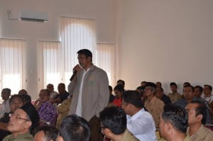 Dr. Sugianto, SH., MH berinteraktif dalam acara sosialisasi ZI & LHKASN.