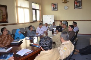 Dr. H. Bambang Yuniarto, M. Si beserta rombongan menyampaikan maksud dan tujuan KKM POS DAYA kepada Bupati Cirebon.