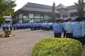 Dosen dan Karyawan dengan khidmat mengikuti Upacara HUT RI ke-70.