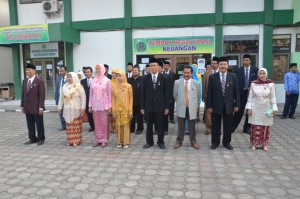 Dosen dan Karyawan yang mendapatkan penghargaan Satya Lencana Karya Satya.