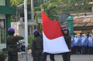 Pengibaran Sang Saka Merah Putih oleh UKM MENWA pada acara HUT RI ke-70.