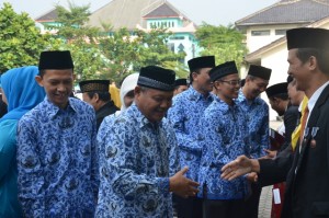 Kepala Biro AUAK Drs. H. Akso, M. Pd seberta unsur pimpinan memberikan ucapan selamat kepada Dosen dan Karyawan yang menerima penghargaan Satya Lencana Karya Satya.