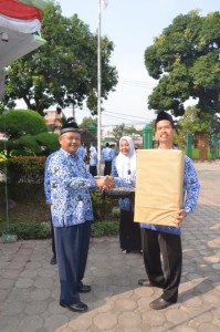 Kepala Biro AUAK Drs. H. Akso, M. Pd memberikan Penghargaan kepada Dekan Fak. UAD sebagai Fakultas Teladan 2015.
