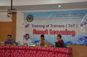 Warek I Dr. Saefuddin Zuhri, M.Ag membuka acara TOT Smart Learning tahun 2015.