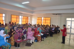 Narasumber memberikan materi pada acara TOT smart learning.