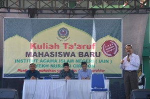 Dr. Saefuddin Zuhri, M. Ag membuka acara kuliah ta'aruf didampingi oelh Dr.H. Adib, M. Ag, Dr. H. Farihin, M. Pd dan Drs. H. Akso, M. Pd.