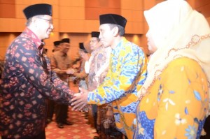 Menteri Agama RI memberikan ucapan selamat kepada Dr. H. Sumanta, M.Ag beserta isteri pasca pelantikan.