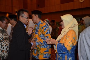 DR. H. Adib, M.Ag dan Dr. H. Farihin, M.Pd memberikan ucapan selamat kepada Dr. H. Sumanta, M. Ag beserta isteri pasca pelantikan.