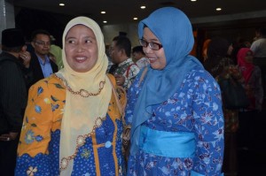 Hj. Fatimah Sumanta Hasyim adalah Ketua Dharma Wanita IAIN, yang menggunakan batik warna Kuning.
