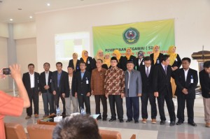 Rektor, Itjen dan Kabiro foto bareng dengan Tim Audit Internal (LPM) pasca acara Pembinaan Pegawai.