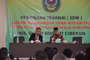Dr. Ayus, M. Si sebagai Moderator mendampingi Narasumber M. Jasin dalam acara Pembinaan Pegawai.
