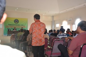 Djohar Maknun, M.Si sebagai peserta berinteraktif dalam acara Pembinaan Pegawai.
