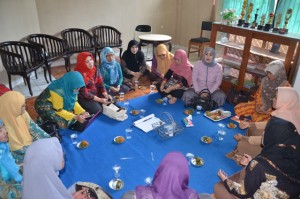 Salah satu kegiatan rutin Dharma wanita adalah berkumpul setiap Bulannya untuk melaksanakan arisan pegawai.