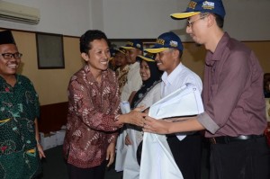 Penyerahan Atribut dan Kelengkapan KKM DMS Tahun 2015 oleh Dr. H. Saefuddin, M. Ag secara simbolis