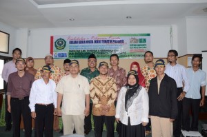 Foto bareng Panitia dan perwakilan peserta setelah selesai acara.
