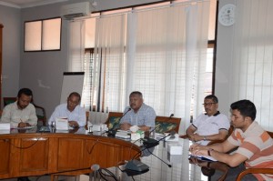 Drs. H. Akso, M. Pd selaku Kabiro memimpin rapat koordinasi.